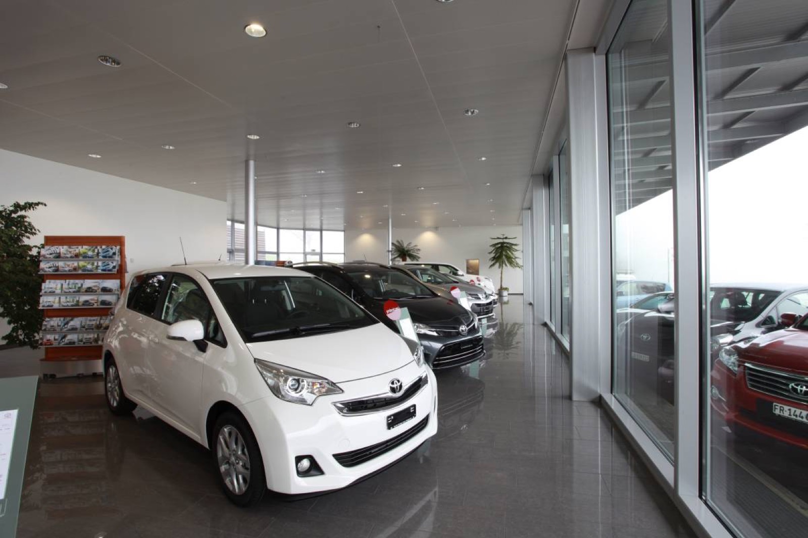 Showroom der Autocenter K. Flury AG mit Toyota Fahrzeugen